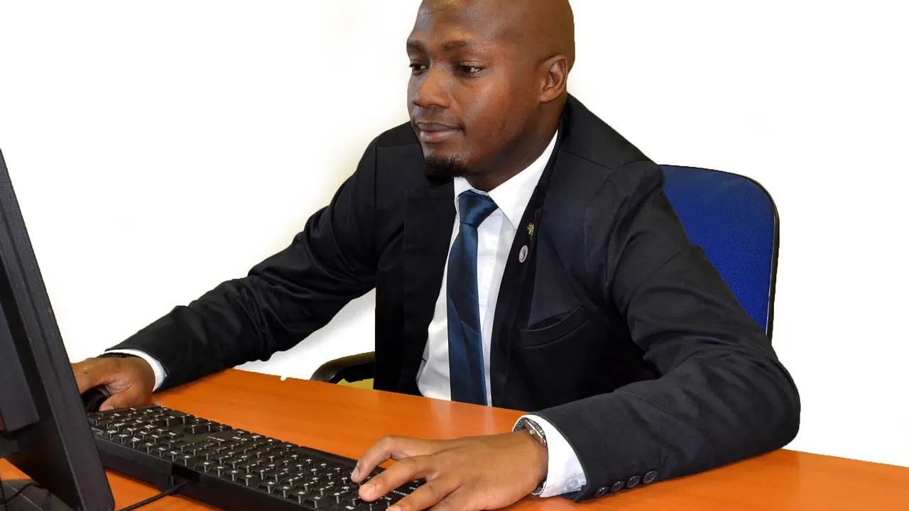 Un homme travaille à son bureau, devant un écran