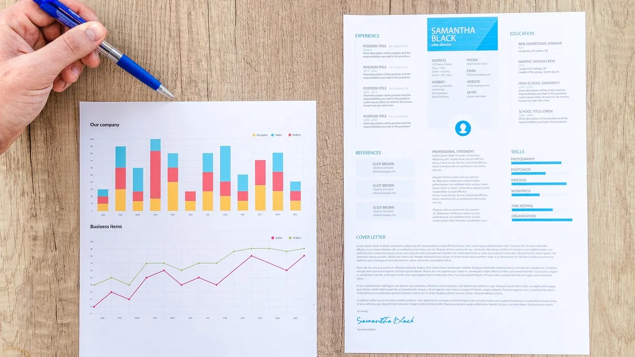 Un rapport imprimé couvert de graphiques en couleur, un stylo à la main