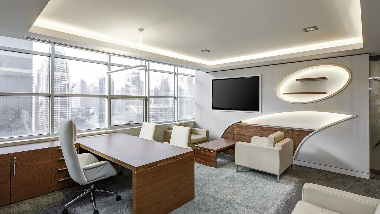 Un bureau de direction vide, avec vue sur la ville